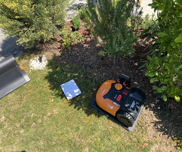 Robotske kosilnice – Postavitev in priklop robotske kosilnice z mejnimi kabli.