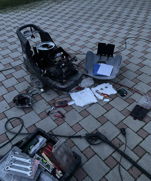 Servis delovnega stroja – Popravilo električnih komponent delovnega stroja.